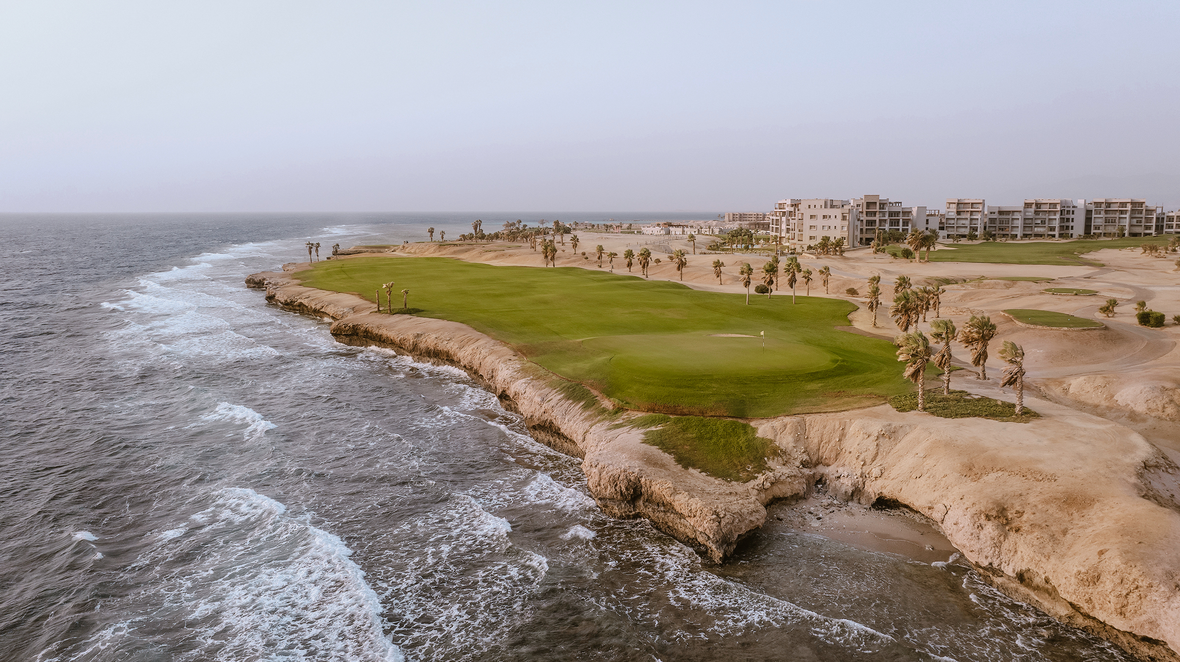 Soma Bay Golf Club: Das Rote Meer prescht die Wellen an die Küstenlandschaft und bringt eine erfrischende Brise an Land