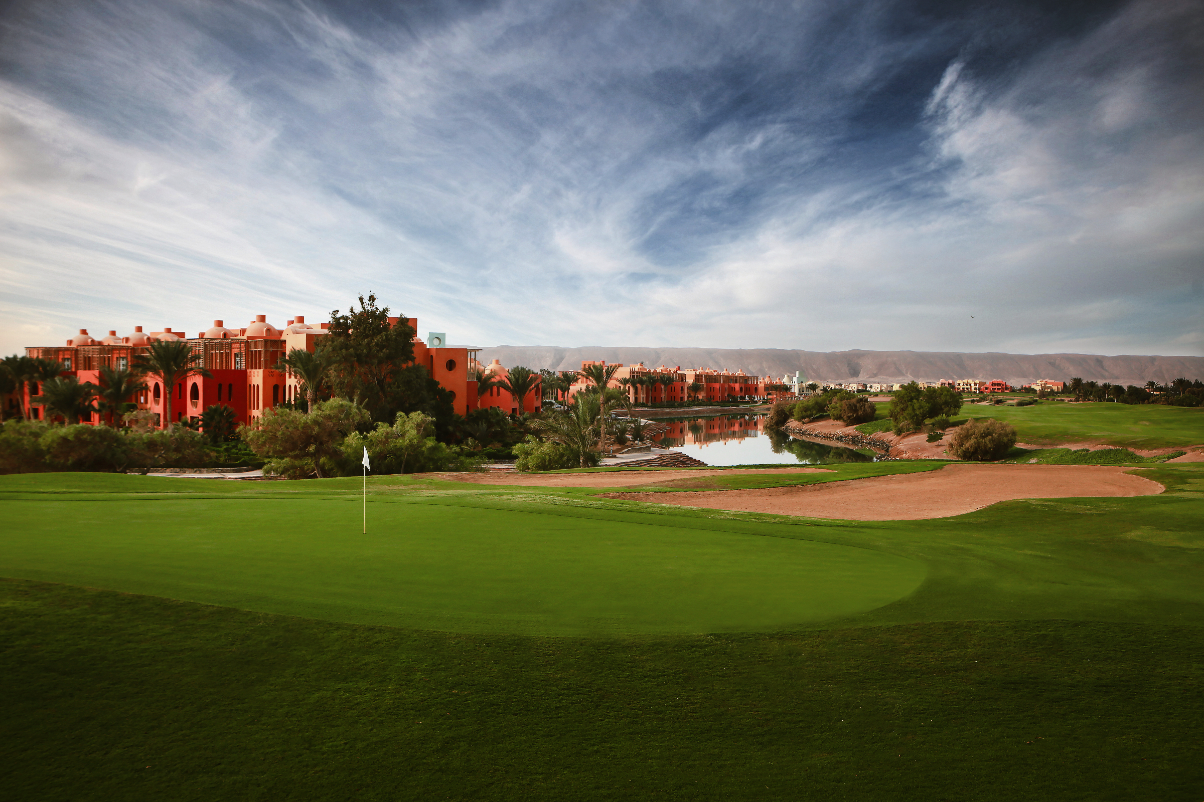 El Gouna Golf Club: Das 17. Loch mit dem charakteristischen Dogleg nach rechts entlang der Lagune